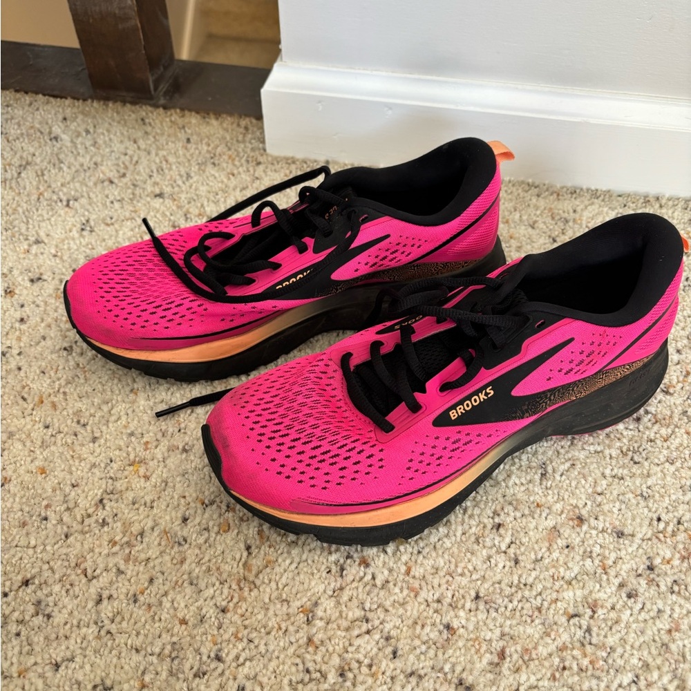Brooks Trace 3 Women's Running Shoes in Pink and Black EUC